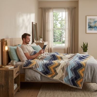 Couverture de tons bleus, beiges, marine et jaune moutarde pour un style contemporain