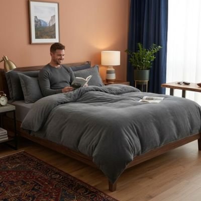 homme relax lecture sous housse couette flanelle couleur grise