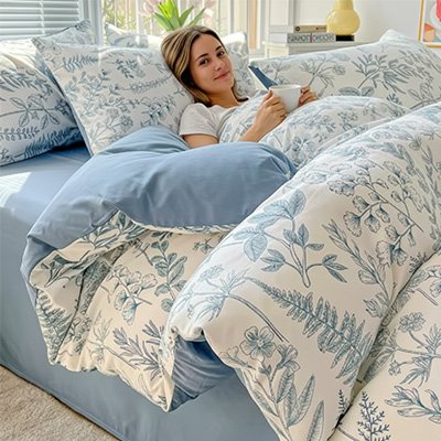 jeune femme blottit sous housse couette