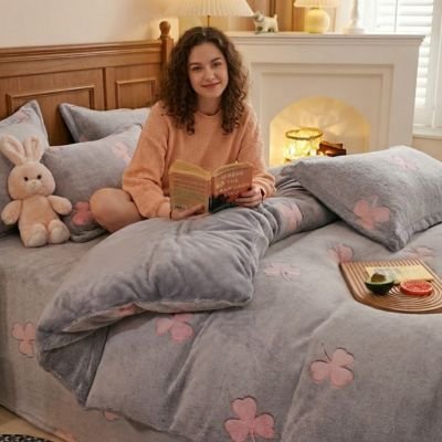 jeune-femme-petit-déjeuner-lit-sous-housse-couette-1-personne