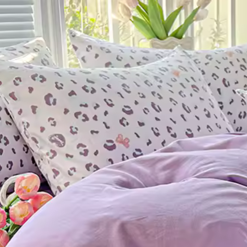 taie oreiller motif léopard blanc lilas  petite boucle rose